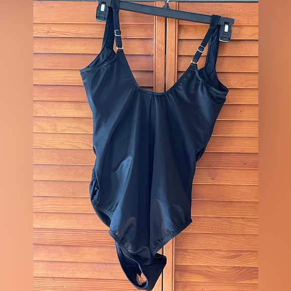 New MIRACLESUIT Must Haves Sanibel One Piece Swimsuit. Size 16DD
#77 - Picture 5 of 9